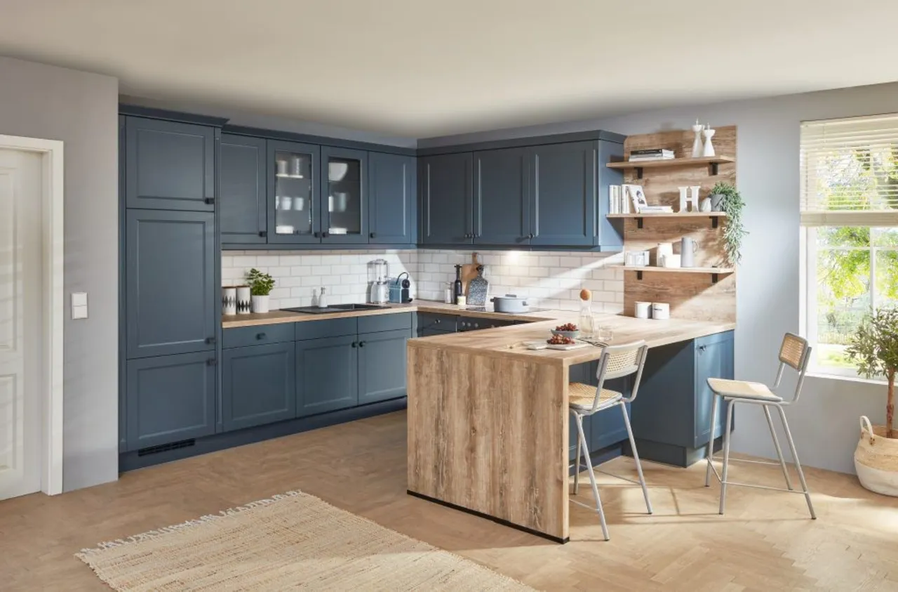 Blaue U-förmige Küche mit Esstisch Blaue U-förmige Küche mit Esstisch