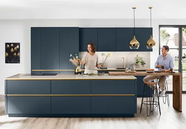 glückliches Paar in blauer Inselküche glückliches Paar in blauer Inselküche
