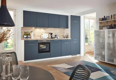 blaue Zeilenküche mit Teppich blaue Zeilenküche mit Teppich